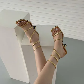 Nové Příjezdu Sex-Appeal Módní Zlaté Dámské Sandály Tenké Nízký Podpatek Úzký Pás Řím Sandál Letní Neformální Gladiator Sandály Boty