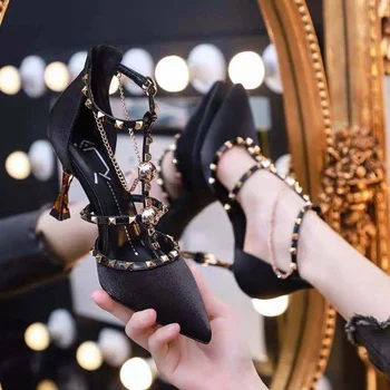 2022 Letní nové černé vysoké podpatky s nýty tenké boty Design šaty sandály ženy čerpadla ženy fairy styl